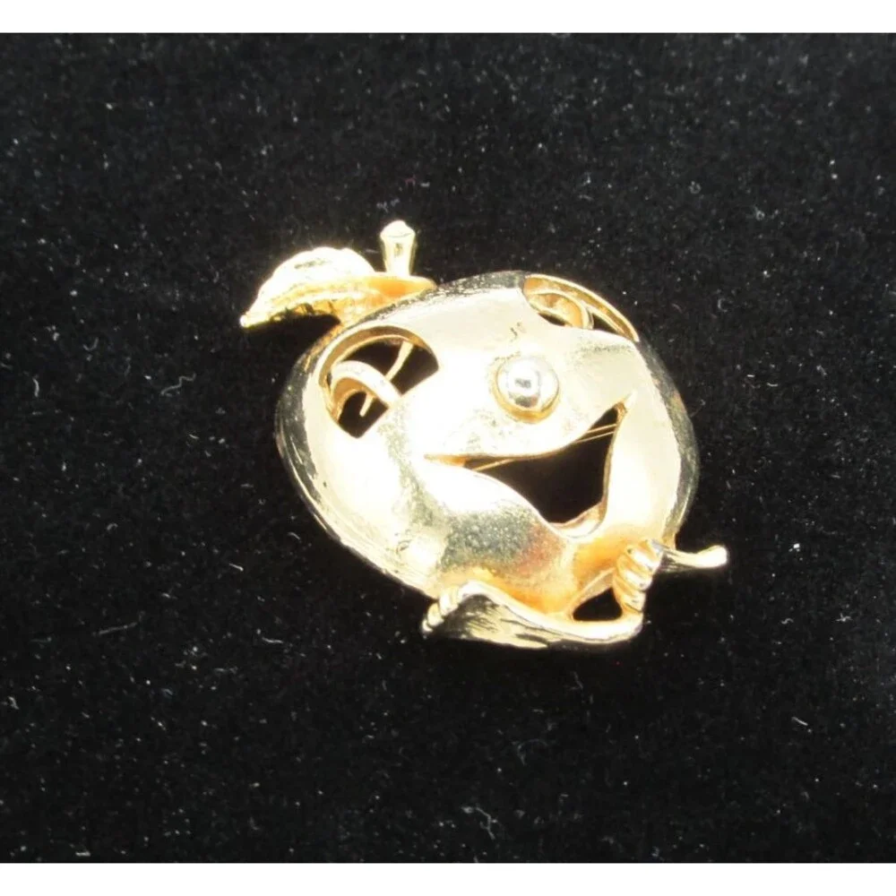 VINTAGE Gold Tone Smiling ANTHROPOMORIC Apple Pin BROOCH HAPPY TEACHER